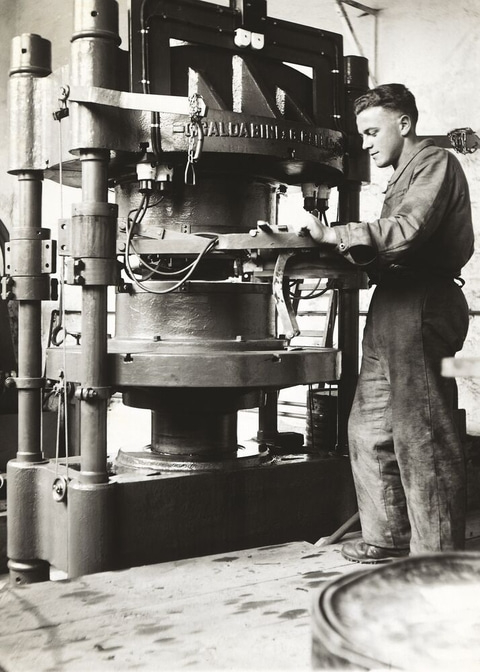 Medium_JPG-WENGER_History_2_1